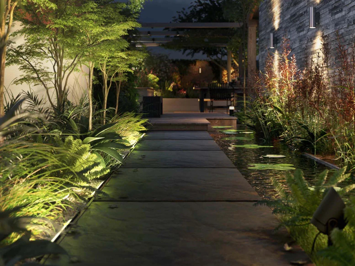 Amarant linear outdoor light